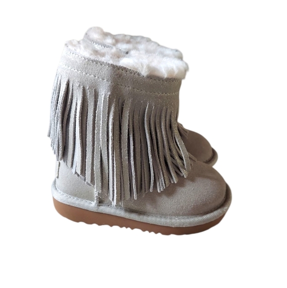 EUC Ugg Short Silver/Gray Fringed Boot - Picture 1 of 8